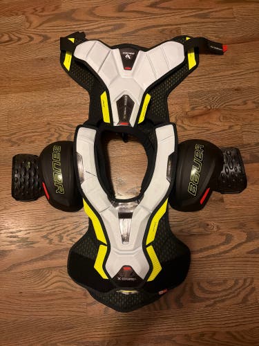 Medium Junior Bauer Vapor Hyperlite Shoulder Pads (New)