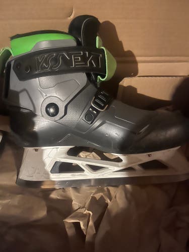 2022 Bauer Konekt HF2 Hockey Goalie Skates Regular Width Size 4 (Used)