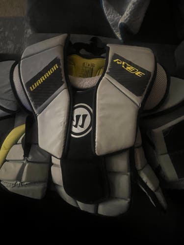 Small / Medium 2021 Warrior Ritual RX3 E Goalie Chest Protector (Used)