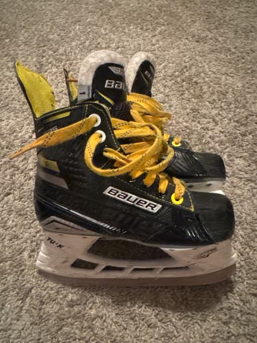Bauer Supreme S35 Hockey Skates Regular Width Size 1 (Used)