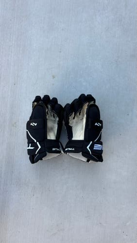True Catalyst 5x3 Gloves (gently Used)
