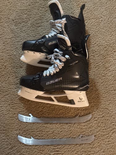 Black 2024 Bauer Supreme Shadow Hockey Skates Regular Width 10 (Used)