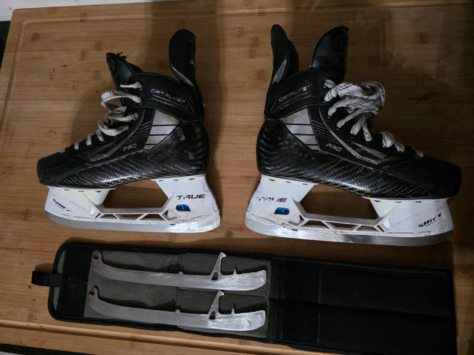 Black/Gray 2025 True Catalyst Pro Hockey Skates Regular Width Pro Stock 5 (Used)