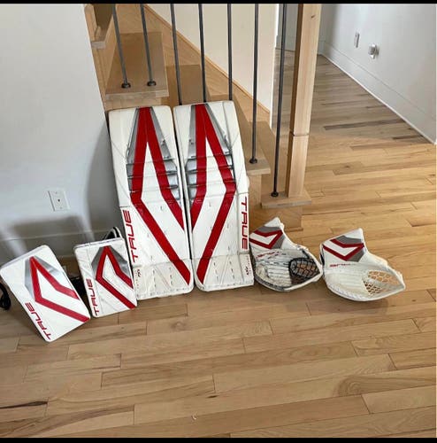 True 34’’ +3 Px5 Regular Goalie Full Set Pro Stock + Brand new extra glove and blocker…