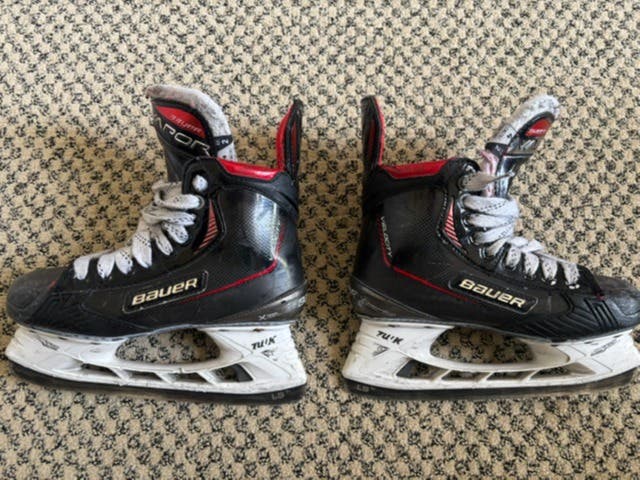 Black Bauer S21 Vapor Velocity (SMU) Hockey Skates Size 4 (Used)