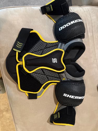 Men's Medium Senior Sher-Wood Rekker RE4 Shoulder Pads (Used)