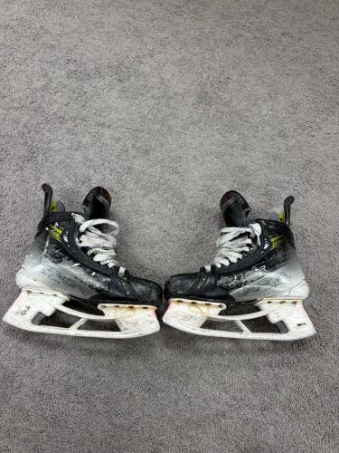 2023 Bauer Vapor Hyperlite 2 Hockey Skates 8.5 (Used)