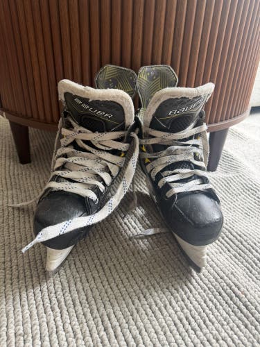 Black 2024 Bauer Supreme M40 Hockey Skates Size 3 (Used)