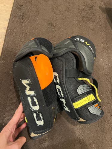 Senior Medium CCM Tacks AS-V Pro Elbow Pads (Used)