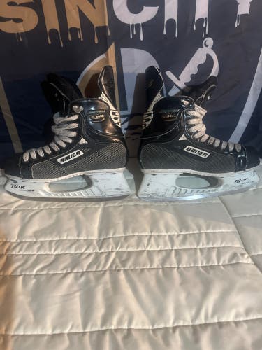 Black Bauer Supreme Hockey Skates Regular Width 7.5 (Used)