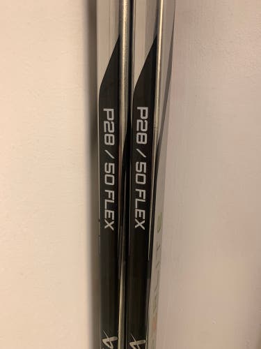 Junior Bauer Vapor Hyperlite 2 Right Handed Hockey Stick P28 50 Flex (Used)