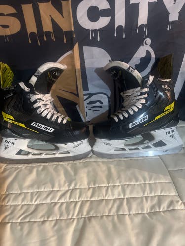 Black 2022 Bauer Supreme Hockey Skates Regular Width 7 (Used)