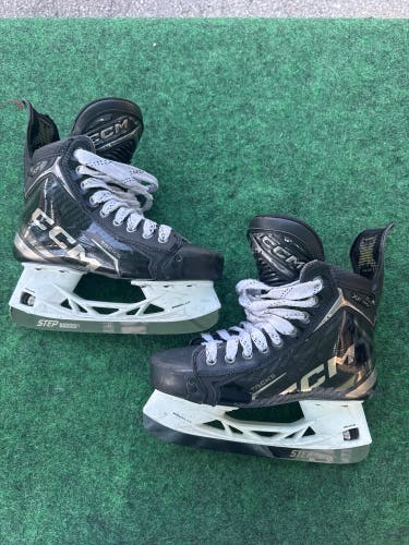 Intermediate CCM Tacks XF Pro Hockey Skates (Regular) Size 4 (Used)