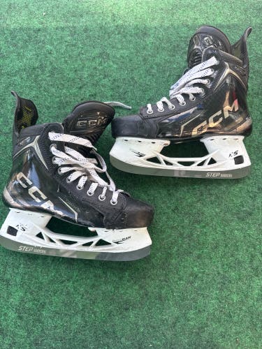 Intermediate CCM Tacks XF Pro Hockey Skates (Regular) Size 5.5 (Used)