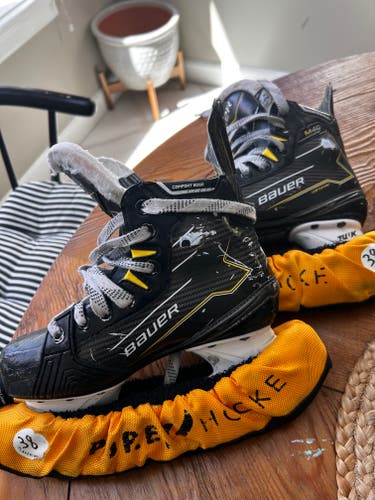Bauer Supreme Hockey Skates Size 2.5 (Used)
