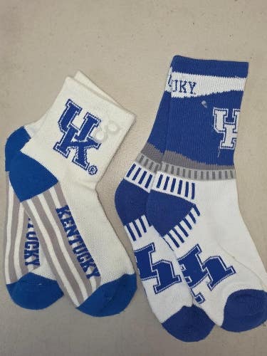 ST52 Mens NCAA KENTUCKY WILDCATS Crew Socks Lot of 2 Pair MEDIUM NEW