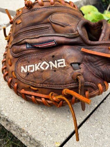 Nokona Walnut RH Catcher's Baseball Glove 33.5" (Used)