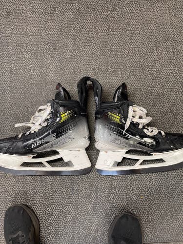 Black 2023 Bauer Vapor Hyperlite 2 Hockey Skates Wide Width 10 (Used)