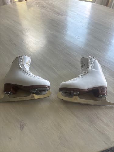 Jackson Ultima Artiste Figure Skates B Junior 3 (Used)