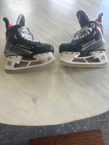 2023 Bauer Vapor X5 Pro Hockey Skates Regular Width Size 3 (Used)