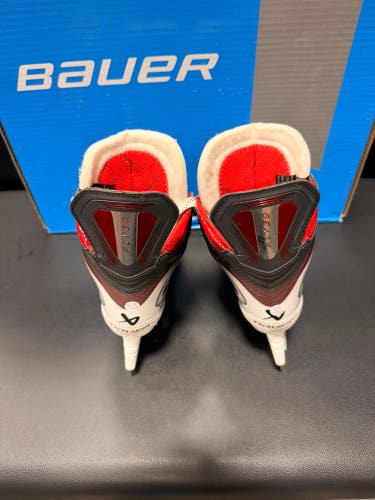 Bauer Vapor Fly30 Hockey Skates Regular Width Size 3.5 (Used)