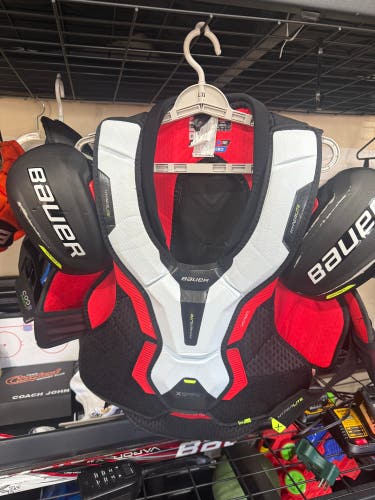 XL Senior Bauer Vapor Hyperlite Shoulder Pads (Used)