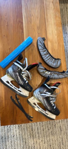 Bauer Vapor Hyperlite Hockey Skates Regular Width Size 5.5 (Used)