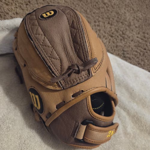 Wilson RH A440 Youth Fastpitch Softball Glove 11" Game Ready Glove. Genuine Leather w/ Monster Web