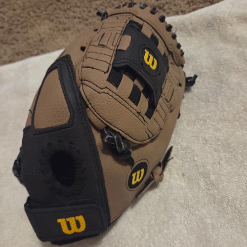 Wilson RH Infield/Pitcher A200 Youth Baseball Glove 11.5" (Used)