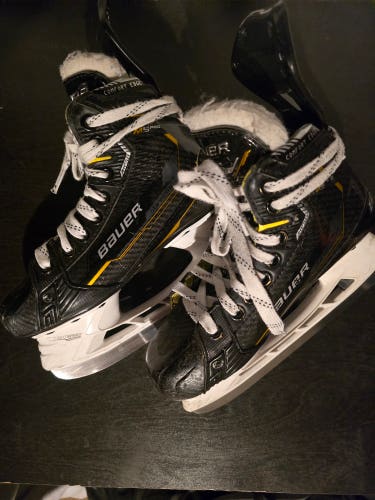 2025 Bauer Supreme M5 Pro Hockey Skates Size 2.5 (Used)