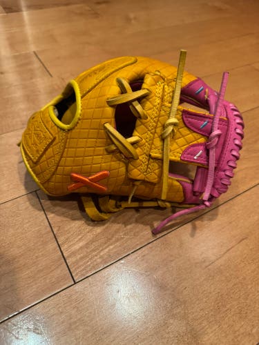 Aria Absolutely Ridiculous 11.5” Youth Ice Cream Baseball Glove 11.5" (Like New)