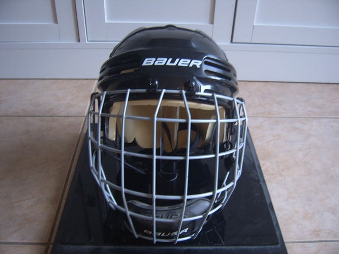 Free Shipping-Excellent Condition Bauer BHH4500 Hockey Helmet sz Medium Black w/Cage