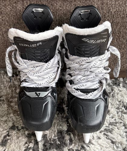 Black Bauer Supreme Shadow Hockey Skates Regular Width Size 4 (Used)
