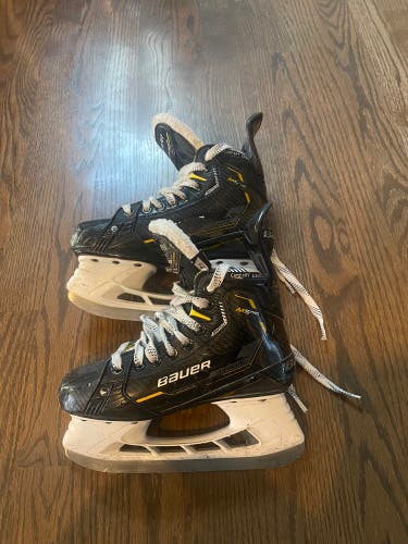 2022 Bauer Supreme M5 Pro Hockey Skates Regular Width Size 2.5 (Used)