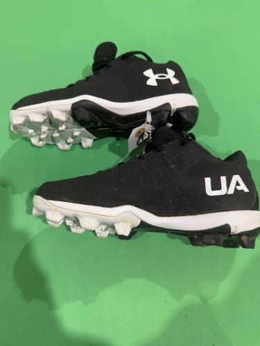 Under Armour baseball Cleats - Size 4Y