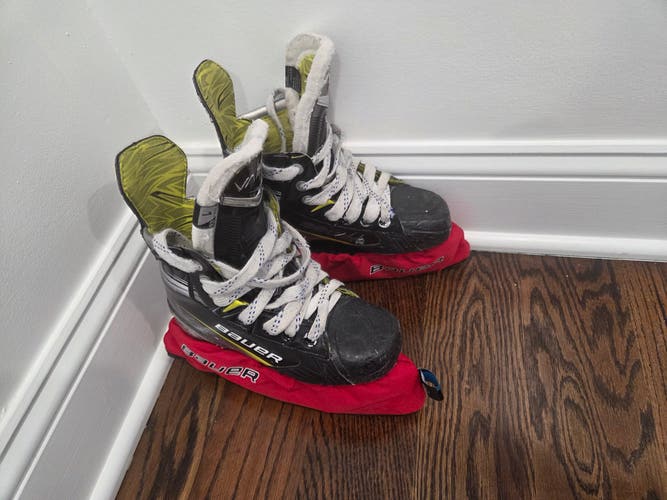 Black/Gray 2024 Bauer Vapor 4x Hockey Skates Extra Wide Width Size 1.5 (Used)
