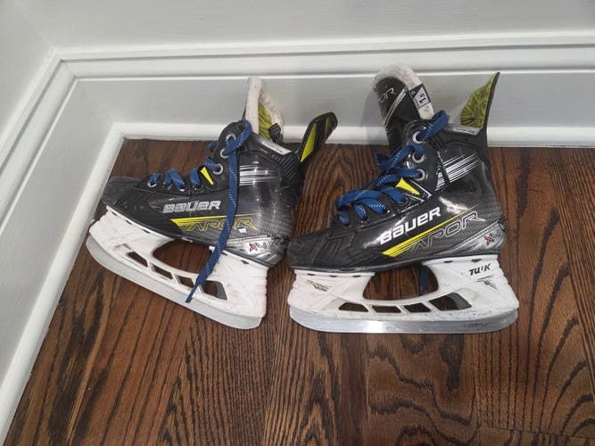 2024 Bauer Vapor 4x Hockey Skates Regular Width Size 1.5 (Used)