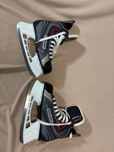 Black Bauer Vapor X30 Hockey Skates Regular Width 7 (Used)