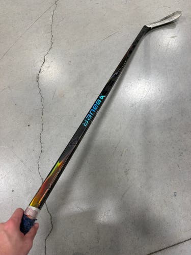 Intermediate Bauer Vapor Flylite Hockey Stick Right Handed P28 65 Flex (Used)