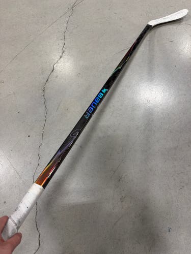 Senior Bauer Vapor Flylite Hockey Stick Right Handed P28 65 Flex (Used)