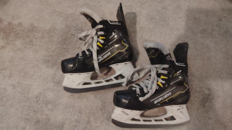 Bauer Supreme M40 Hockey Skates Regular Width Size 2 (Used)