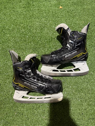Bauer S24 Supreme Matrix Hockey Skates Regular Width | Size 11.5Y