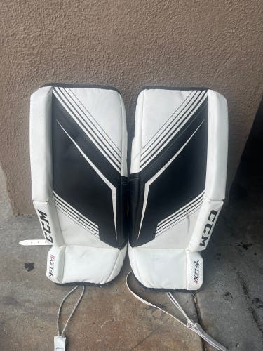 Large Youth CCM YTFlex 2 Goalie Leg Pads (Used)