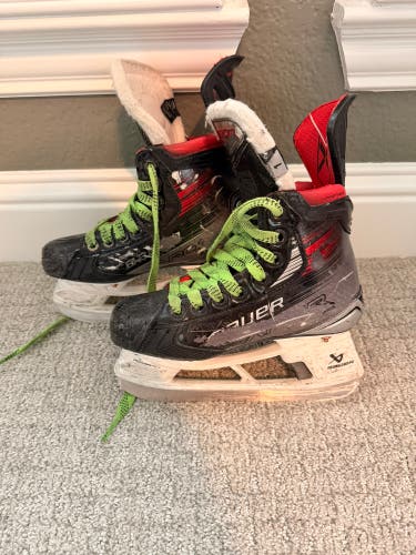 2023 Bauer Vapor X5 Pro Hockey Skates Regular Width Size 1 (Used)