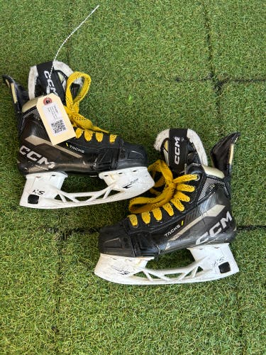 Junior CCM AS-V Hockey Skates Size 1 | CCM Regular Fit (Used)