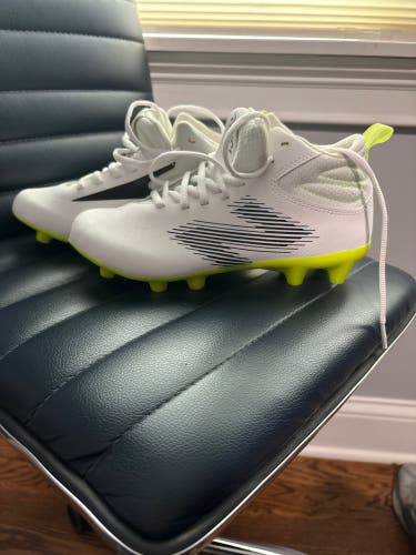 New Balance Rush - White Unisex 3Y (Big Kids / Youth) Youth New Balance Molded Cleats Cleats - used