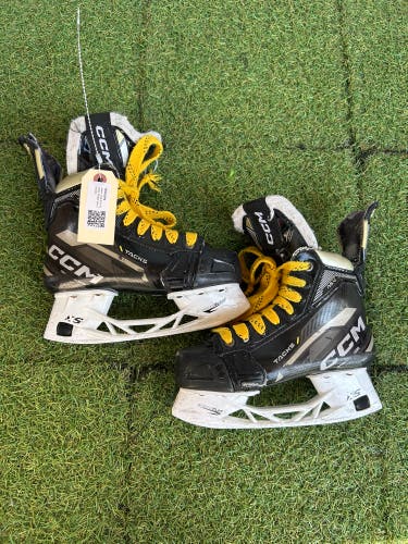Junior CCM AS-V Hockey Skates Size 2 | CCM Regular Fit (Used)