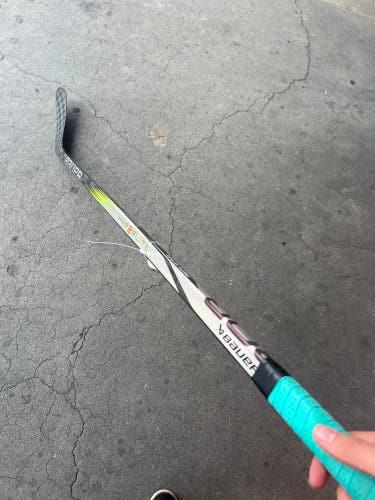 Senior Bauer Vapor Hyperlite 2 Hockey Stick Right Handed 87 Flex (Used)