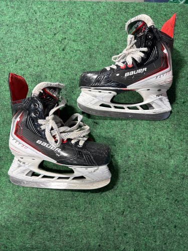 Intermediate Bauer Vapor Fly30 Hockey Skates (Regular) Size 4.5 (Used)