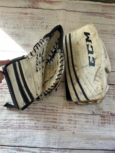 White Youth CCM Extreme Flex 400 Goalie Gloves & Blockers Regular (Used)